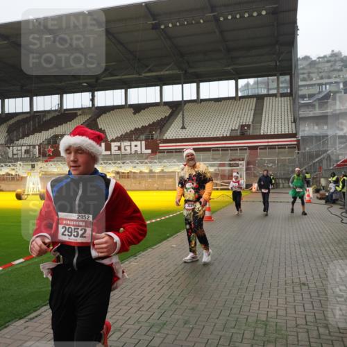 07.12.2025 - St. Pauli X-Mass-Run No. 15 Fabian Wolf http://msf.ph/oto/9393306 07.12.2025 10:17:34 Ziel 1161, 1162, 2688, 2725, 2952, 4114, 4127, 4339 meine-sportfotos.de
