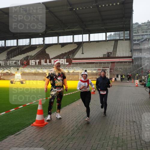 07.12.2025 - St. Pauli X-Mass-Run No. 15 Fabian Wolf http://msf.ph/oto/9393313 07.12.2025 10:17:37 Ziel 1161, 1162, 2688, 2725, 2952, 4127, 4339 meine-sportfotos.de