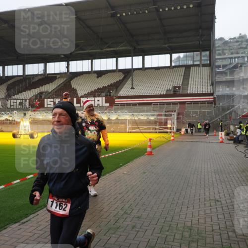 07.12.2025 - St. Pauli X-Mass-Run No. 15 Fabian Wolf http://msf.ph/oto/9393318 07.12.2025 10:17:39 Ziel 1161, 1162, 2688, 2725, 2952, 4127 meine-sportfotos.de