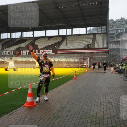 07.12.2025 - St. Pauli X-Mass-Run No. 15 Fabian Wolf http://msf.ph/oto/9393328 07.12.2025 10:17:41 Ziel 1161, 1162, 1963, 2663, 2725, 2952, 3804, 4127 meine-sportfotos.de