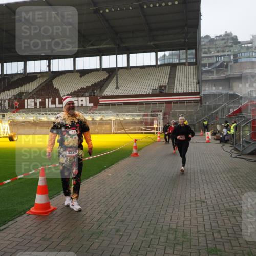 07.12.2025 - St. Pauli X-Mass-Run No. 15 Fabian Wolf http://msf.ph/oto/9393341 07.12.2025 10:17:44 Ziel 1161, 1162, 1963, 2663, 2952, 3804, 4127 meine-sportfotos.de