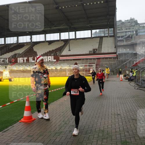 07.12.2025 - St. Pauli X-Mass-Run No. 15 Fabian Wolf http://msf.ph/oto/9393348 07.12.2025 10:17:46 Ziel 1161, 1162, 1963, 2663, 2952, 3804, 4127, 4227 meine-sportfotos.de