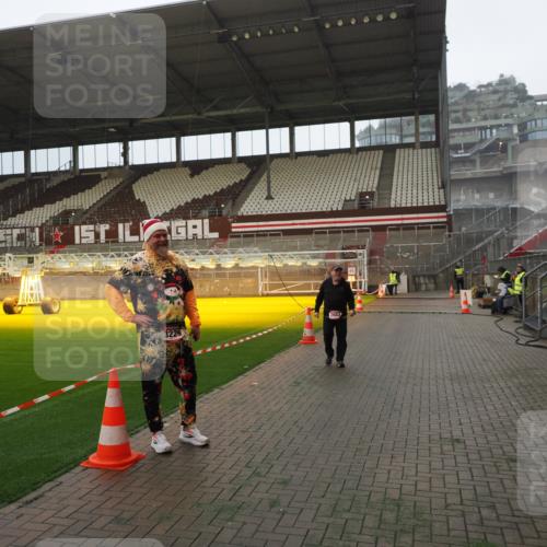 07.12.2025 - St. Pauli X-Mass-Run No. 15 Fabian Wolf http://msf.ph/oto/9393363 07.12.2025 10:17:51 Ziel 1162, 1963, 2663, 3804, 4227 meine-sportfotos.de