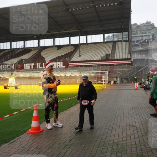 07.12.2025 - St. Pauli X-Mass-Run No. 15 Fabian Wolf http://msf.ph/oto/9393368 07.12.2025 10:17:55 Ziel 1963, 2663, 3804, 4227 meine-sportfotos.de