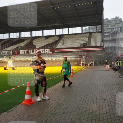 07.12.2025 - St. Pauli X-Mass-Run No. 15 Fabian Wolf http://msf.ph/oto/9393379 07.12.2025 10:17:58 Ziel 1963, 2663, 3804, 4227 meine-sportfotos.de