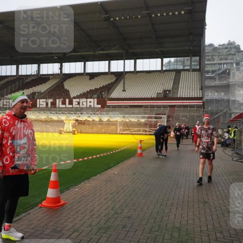 07.12.2025 - St. Pauli X-Mass-Run No. 15 Fabian Wolf http://msf.ph/oto/9393403 07.12.2025 10:18:26 Ziel 264, 269, 2049, 3520, 3606, 3608, 4540 meine-sportfotos.de