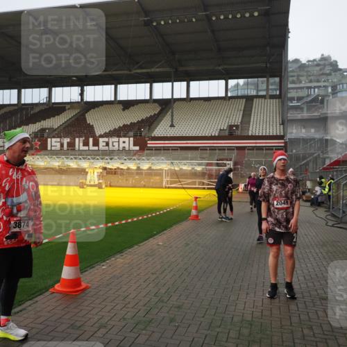 07.12.2025 - St. Pauli X-Mass-Run No. 15 Fabian Wolf http://msf.ph/oto/9393407 07.12.2025 10:18:29 Ziel 243, 264, 269, 1607, 2049, 3520, 3606, 3608, 4540 meine-sportfotos.de