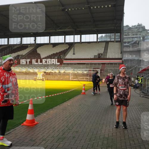 07.12.2025 - St. Pauli X-Mass-Run No. 15 Fabian Wolf http://msf.ph/oto/9393408 07.12.2025 10:18:29 Ziel 243, 264, 269, 1607, 2049, 3520, 3606, 3608, 4540 meine-sportfotos.de
