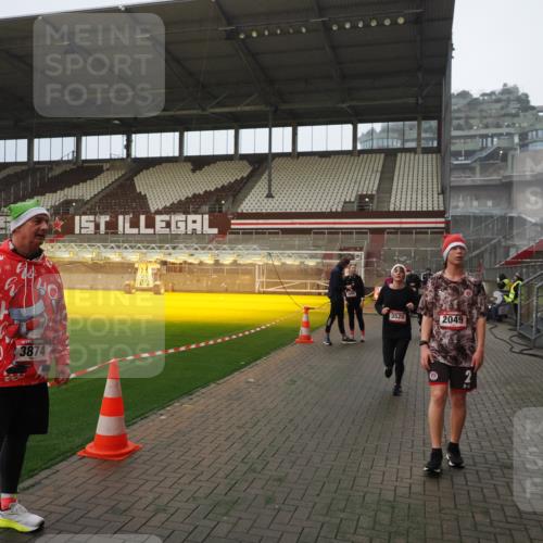 07.12.2025 - St. Pauli X-Mass-Run No. 15 Fabian Wolf http://msf.ph/oto/9393410 07.12.2025 10:18:30 Ziel 243, 264, 269, 1607, 1671, 2049, 3520, 3606, 3608, 4540 meine-sportfotos.de