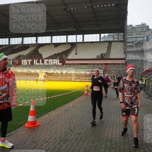 07.12.2025 - St. Pauli X-Mass-Run No. 15 Fabian Wolf http://msf.ph/oto/9393412 07.12.2025 10:18:31 Ziel 243, 264, 269, 1607, 1671, 2049, 2631, 3520, 3606, 3608, 4540 meine-sportfotos.de