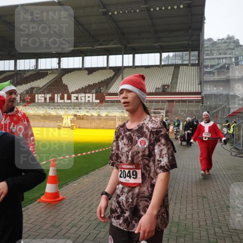 07.12.2025 - St. Pauli X-Mass-Run No. 15 Fabian Wolf http://msf.ph/oto/9393421 07.12.2025 10:18:33 Ziel 243, 264, 269, 1607, 1671, 2049, 2631, 2925, 3520, 3608, 4540 meine-sportfotos.de