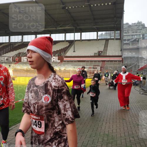 07.12.2025 - St. Pauli X-Mass-Run No. 15 Fabian Wolf http://msf.ph/oto/9393423 07.12.2025 10:18:33 Ziel 243, 264, 269, 1607, 1671, 2049, 2631, 2925, 3520, 3608, 4540 meine-sportfotos.de