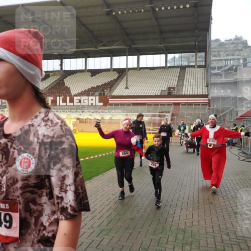 07.12.2025 - St. Pauli X-Mass-Run No. 15 Fabian Wolf http://msf.ph/oto/9393424 07.12.2025 10:18:33 Ziel 243, 264, 269, 1607, 1671, 2049, 2631, 2925, 3520, 3608, 4540 meine-sportfotos.de