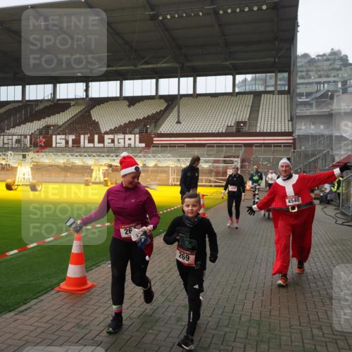 07.12.2025 - St. Pauli X-Mass-Run No. 15 Fabian Wolf http://msf.ph/oto/9393427 07.12.2025 10:18:34 Ziel 243, 264, 269, 1607, 1671, 2049, 2631, 2925, 3520, 4540 meine-sportfotos.de