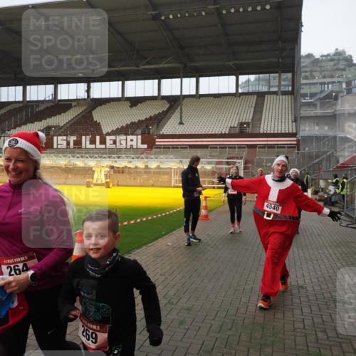 07.12.2025 - St. Pauli X-Mass-Run No. 15 Fabian Wolf http://msf.ph/oto/9393430 07.12.2025 10:18:34 Ziel 243, 264, 269, 1607, 1671, 2049, 2631, 2925, 3520, 4540 meine-sportfotos.de