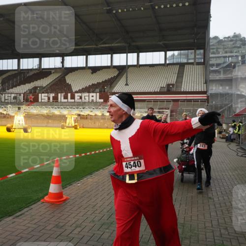 07.12.2025 - St. Pauli X-Mass-Run No. 15 Fabian Wolf http://msf.ph/oto/9393438 07.12.2025 10:18:36 Ziel 243, 264, 269, 1607, 1671, 2049, 2631, 2925, 3520, 4524, 4540 meine-sportfotos.de