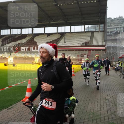 07.12.2025 - St. Pauli X-Mass-Run No. 15 Fabian Wolf http://msf.ph/oto/9393446 07.12.2025 10:18:38 Ziel 243, 264, 269, 1607, 1671, 2631, 2925, 3520, 3862, 4521, 4522, 4524, 4540, 4547 meine-sportfotos.de