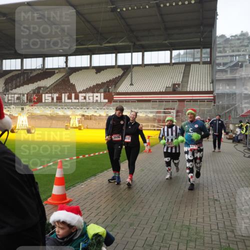 07.12.2025 - St. Pauli X-Mass-Run No. 15 Fabian Wolf http://msf.ph/oto/9393448 07.12.2025 10:18:38 Ziel 243, 264, 269, 1607, 1671, 2631, 2925, 3520, 3862, 4521, 4522, 4524, 4540, 4547 meine-sportfotos.de
