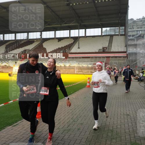 07.12.2025 - St. Pauli X-Mass-Run No. 15 Fabian Wolf http://msf.ph/oto/9393460 07.12.2025 10:18:40 Ziel 243, 264, 269, 721, 1034, 1607, 1671, 2631, 2925, 3520, 3862, 4521, 4522, 4524, 4540, 4547 meine-sportfotos.de