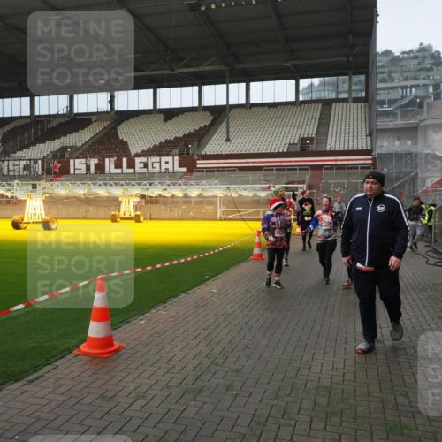 07.12.2025 - St. Pauli X-Mass-Run No. 15 Fabian Wolf http://msf.ph/oto/9393475 07.12.2025 10:18:45 Ziel 243, 264, 269, 721, 1034, 1607, 1671, 2152, 2631, 2925, 3862, 4521, 4522, 4524, 4547 meine-sportfotos.de