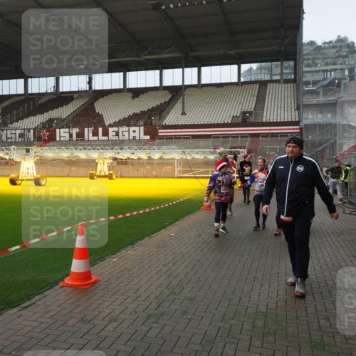 07.12.2025 - St. Pauli X-Mass-Run No. 15 Fabian Wolf http://msf.ph/oto/9393476 07.12.2025 10:18:45 Ziel 243, 264, 269, 721, 1034, 1607, 1671, 2152, 2631, 2925, 3862, 4521, 4522, 4524, 4547 meine-sportfotos.de