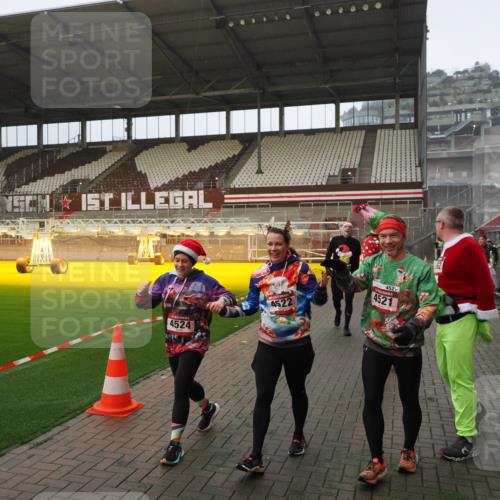 07.12.2025 - St. Pauli X-Mass-Run No. 15 Fabian Wolf http://msf.ph/oto/9393494 07.12.2025 10:18:49 Ziel 721, 1034, 1607, 1671, 2152, 2631, 2925, 3862, 4521, 4522, 4524, 4547 meine-sportfotos.de