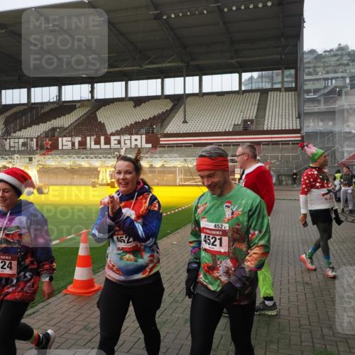 07.12.2025 - St. Pauli X-Mass-Run No. 15 Fabian Wolf http://msf.ph/oto/9393499 07.12.2025 10:18:50 Ziel 721, 1034, 1671, 2152, 2631, 2925, 3862, 4521, 4522, 4524, 4547 meine-sportfotos.de