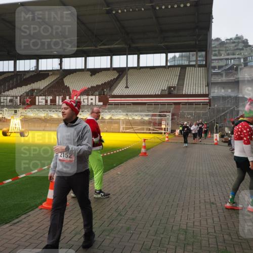 07.12.2025 - St. Pauli X-Mass-Run No. 15 Fabian Wolf http://msf.ph/oto/9393519 07.12.2025 10:18:57 Ziel 721, 1034, 2152, 3862, 3975, 3976, 4331, 4498, 4521, 4522, 4547 meine-sportfotos.de