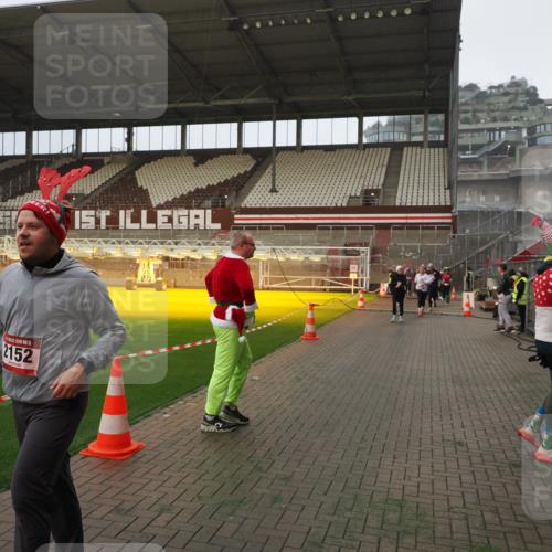 07.12.2025 - St. Pauli X-Mass-Run No. 15 Fabian Wolf http://msf.ph/oto/9393520 07.12.2025 10:18:58 Ziel 721, 1034, 2152, 3455, 3975, 3976, 4330, 4331, 4498, 4547 meine-sportfotos.de