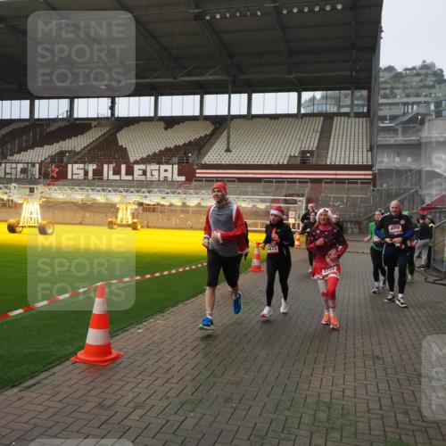 07.12.2025 - St. Pauli X-Mass-Run No. 15 Fabian Wolf http://msf.ph/oto/9393529 07.12.2025 10:19:05 Ziel 3455, 3724, 3975, 3976, 4330, 4331, 4436, 4437, 4438, 4473, 4475, 4498 meine-sportfotos.de