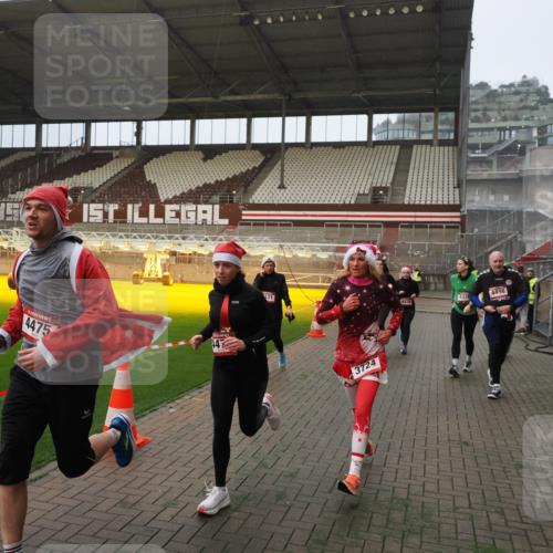 07.12.2025 - St. Pauli X-Mass-Run No. 15 Fabian Wolf http://msf.ph/oto/9393533 07.12.2025 10:19:05 Ziel 3455, 3724, 3975, 3976, 4330, 4331, 4436, 4437, 4438, 4473, 4475, 4498 meine-sportfotos.de