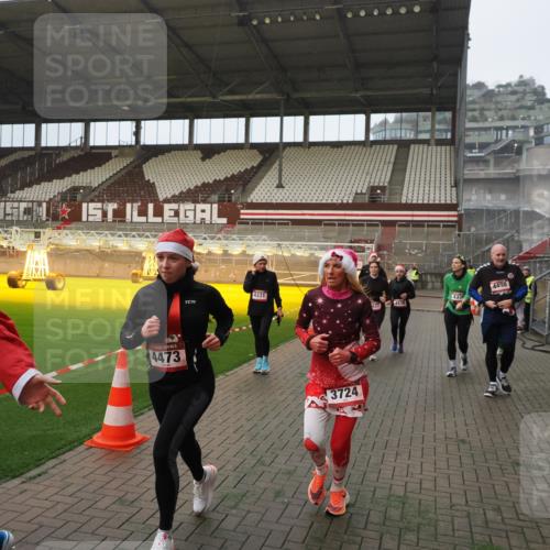 07.12.2025 - St. Pauli X-Mass-Run No. 15 Fabian Wolf http://msf.ph/oto/9393534 07.12.2025 10:19:06 Ziel 3455, 3724, 3975, 3976, 4330, 4331, 4436, 4437, 4438, 4473, 4475, 4498 meine-sportfotos.de