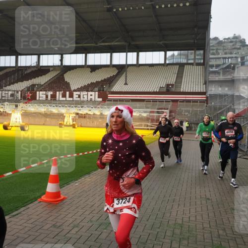 07.12.2025 - St. Pauli X-Mass-Run No. 15 Fabian Wolf http://msf.ph/oto/9393535 07.12.2025 10:19:06 Ziel 3455, 3724, 3975, 3976, 4330, 4331, 4436, 4437, 4438, 4473, 4475, 4498 meine-sportfotos.de