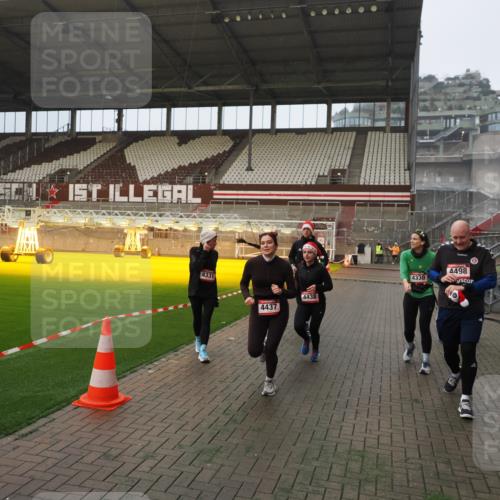 07.12.2025 - St. Pauli X-Mass-Run No. 15 Fabian Wolf http://msf.ph/oto/9393538 07.12.2025 10:19:07 Ziel 3455, 3724, 3975, 3976, 4330, 4331, 4436, 4437, 4438, 4473, 4475, 4498 meine-sportfotos.de