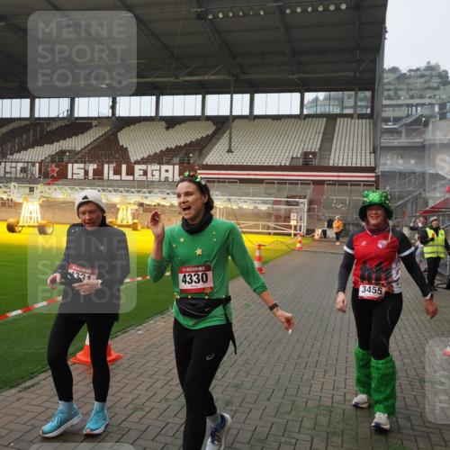 07.12.2025 - St. Pauli X-Mass-Run No. 15 Fabian Wolf http://msf.ph/oto/9393556 07.12.2025 10:19:11 Ziel 3455, 3724, 3975, 3976, 4330, 4331, 4436, 4437, 4438, 4473, 4475, 4498 meine-sportfotos.de