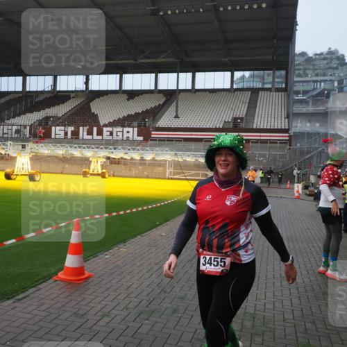 07.12.2025 - St. Pauli X-Mass-Run No. 15 Fabian Wolf http://msf.ph/oto/9393559 07.12.2025 10:19:13 Ziel 3455, 3724, 3975, 3976, 4330, 4331, 4436, 4437, 4438, 4466, 4473, 4475, 4498 meine-sportfotos.de