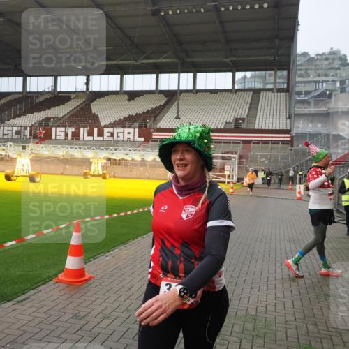 07.12.2025 - St. Pauli X-Mass-Run No. 15 Fabian Wolf http://msf.ph/oto/9393560 07.12.2025 10:19:13 Ziel 3455, 3724, 3975, 3976, 4330, 4331, 4436, 4437, 4438, 4466, 4473, 4475, 4498 meine-sportfotos.de