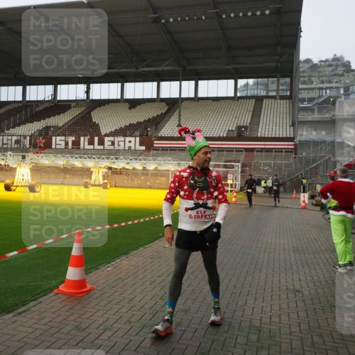 07.12.2025 - St. Pauli X-Mass-Run No. 15 Fabian Wolf http://msf.ph/oto/9393561 07.12.2025 10:19:17 Ziel 3455, 3695, 3724, 4115, 4330, 4436, 4437, 4438, 4466, 4473, 4475, 4498 meine-sportfotos.de