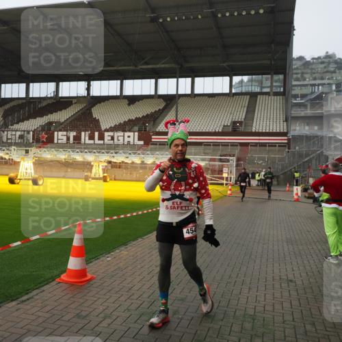 07.12.2025 - St. Pauli X-Mass-Run No. 15 Fabian Wolf http://msf.ph/oto/9393562 07.12.2025 10:19:18 Ziel 3455, 3695, 3724, 4115, 4330, 4436, 4437, 4438, 4466, 4473, 4475 meine-sportfotos.de
