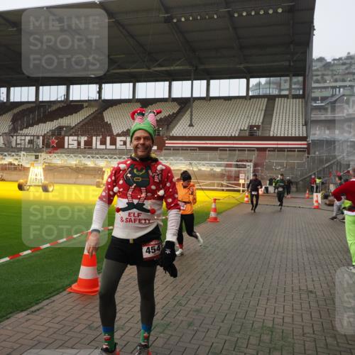 07.12.2025 - St. Pauli X-Mass-Run No. 15 Fabian Wolf http://msf.ph/oto/9393564 07.12.2025 10:19:19 Ziel 3695, 3724, 4115, 4436, 4437, 4438, 4466, 4473, 4475 meine-sportfotos.de