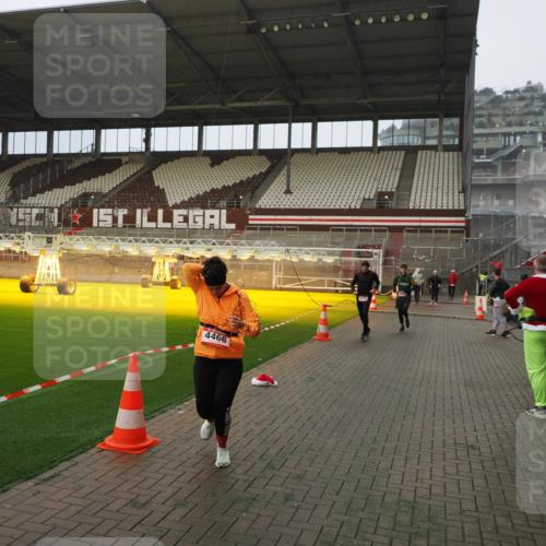 07.12.2025 - St. Pauli X-Mass-Run No. 15 Fabian Wolf http://msf.ph/oto/9393568 07.12.2025 10:19:20 Ziel 3011, 3013, 3695, 4115, 4436, 4437, 4438, 4466, 4473 meine-sportfotos.de