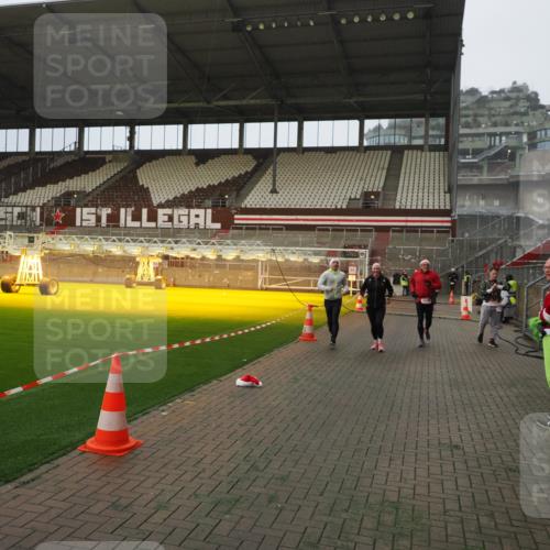 07.12.2025 - St. Pauli X-Mass-Run No. 15 Fabian Wolf http://msf.ph/oto/9393591 07.12.2025 10:19:27 Ziel 2750, 3011, 3013, 3695, 4038, 4115, 4466 meine-sportfotos.de
