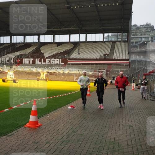 07.12.2025 - St. Pauli X-Mass-Run No. 15 Fabian Wolf http://msf.ph/oto/9393598 07.12.2025 10:19:29 Ziel 2750, 3011, 3013, 3695, 4038, 4115, 4466 meine-sportfotos.de