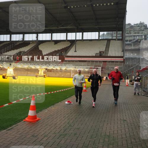 07.12.2025 - St. Pauli X-Mass-Run No. 15 Fabian Wolf http://msf.ph/oto/9393599 07.12.2025 10:19:29 Ziel 2750, 3011, 3013, 3695, 4038, 4115, 4466 meine-sportfotos.de
