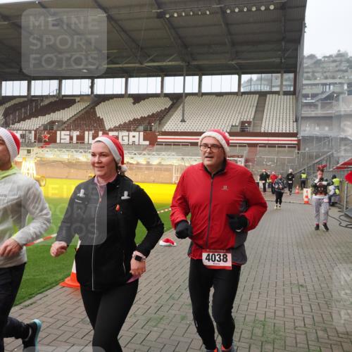 07.12.2025 - St. Pauli X-Mass-Run No. 15 Fabian Wolf http://msf.ph/oto/9393610 07.12.2025 10:19:31 Ziel 658, 661, 2750, 3011, 3013, 3695, 4038, 4115, 4466 meine-sportfotos.de