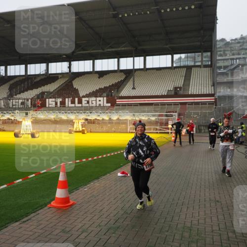 07.12.2025 - St. Pauli X-Mass-Run No. 15 Fabian Wolf http://msf.ph/oto/9393615 07.12.2025 10:19:37 Ziel 658, 661, 2750, 3011, 3013, 4038, 4074 meine-sportfotos.de