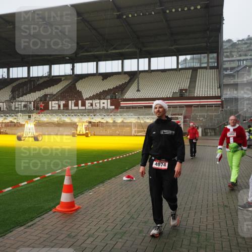 07.12.2025 - St. Pauli X-Mass-Run No. 15 Fabian Wolf http://msf.ph/oto/9393622 07.12.2025 10:19:44 Ziel 658, 661, 2750, 4074 meine-sportfotos.de