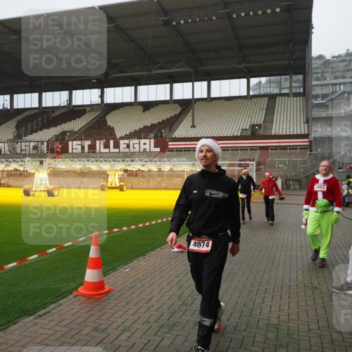07.12.2025 - St. Pauli X-Mass-Run No. 15 Fabian Wolf http://msf.ph/oto/9393624 07.12.2025 10:19:45 Ziel 658, 661, 2750, 4074 meine-sportfotos.de