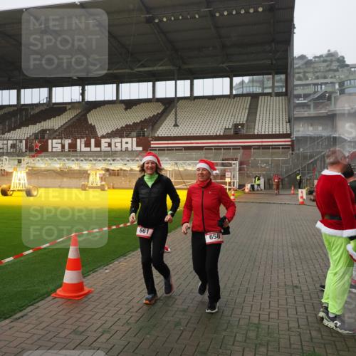 07.12.2025 - St. Pauli X-Mass-Run No. 15 Fabian Wolf http://msf.ph/oto/9393629 07.12.2025 10:19:49 Ziel 658, 661, 4074 meine-sportfotos.de
