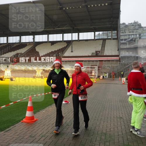 07.12.2025 - St. Pauli X-Mass-Run No. 15 Fabian Wolf http://msf.ph/oto/9393630 07.12.2025 10:19:49 Ziel 658, 661, 4074 meine-sportfotos.de